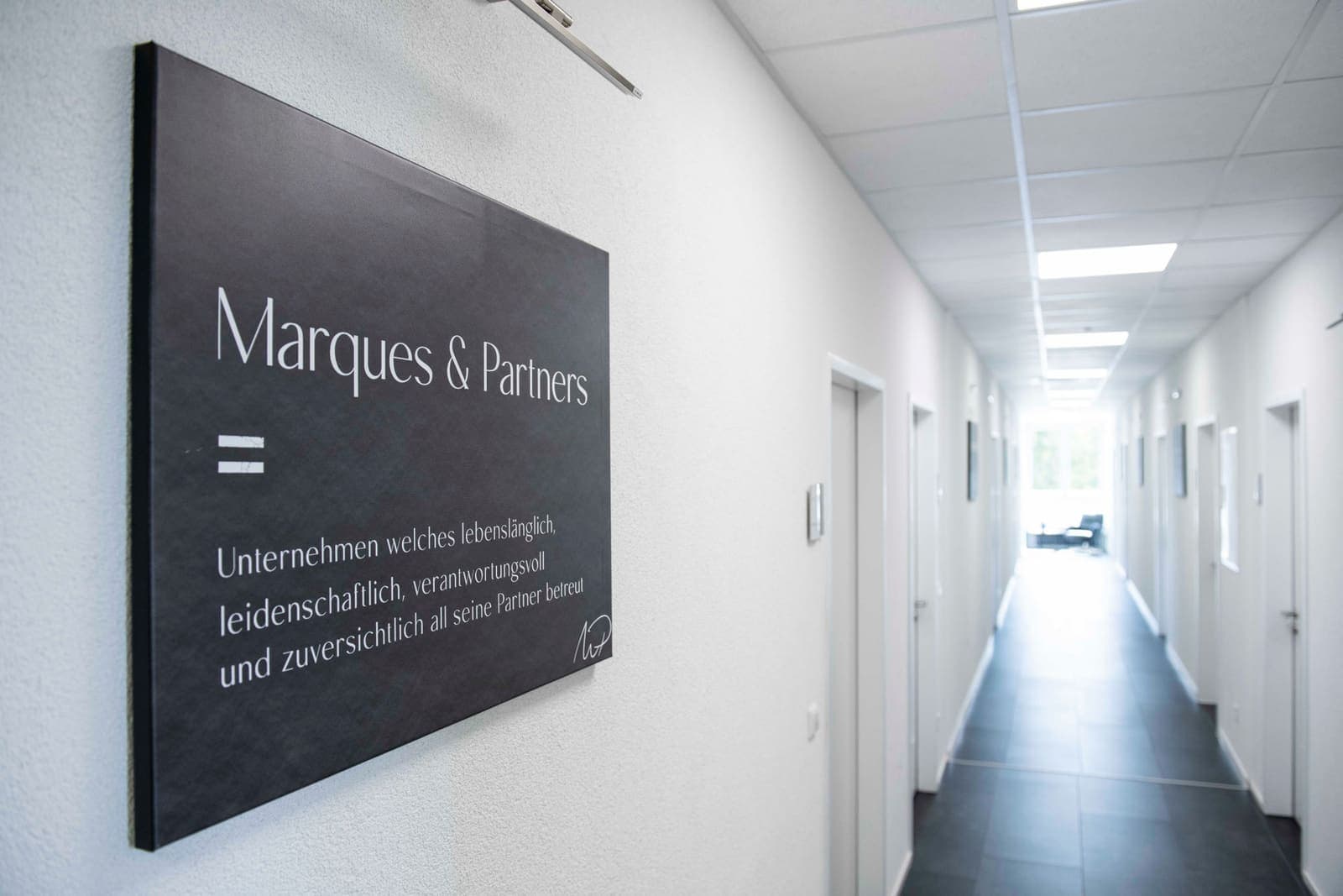 Kanzleiflur mit der Tafel „Marques & Partners“ und den Werten der Kanzlei